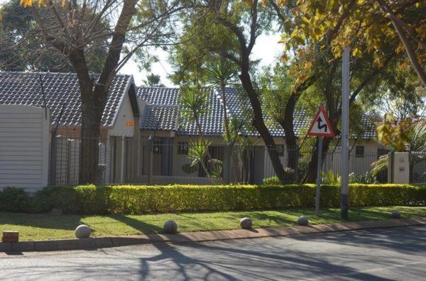 64 On Malabor Bed & Breakfast Pretoria Luaran gambar